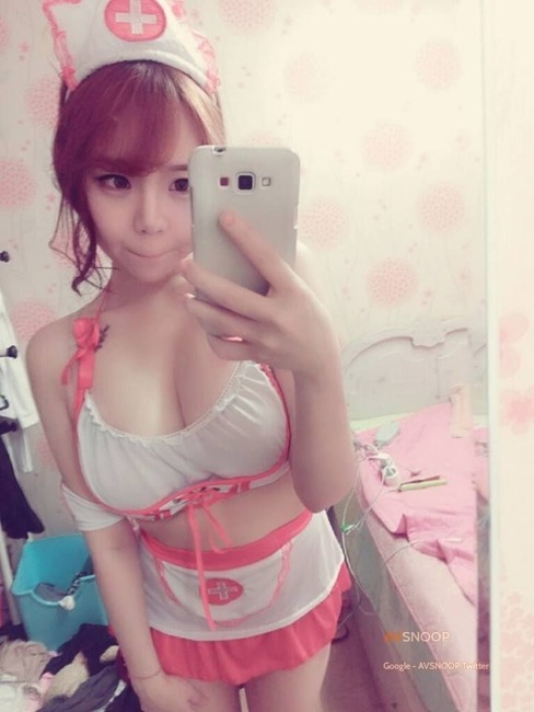 着衣巨乳な女の子をしゃぶりたくなるエロ画像 5