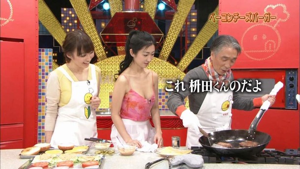 壇蜜がTVで胸の谷間見せながら料理してるエロ画像30枚 15