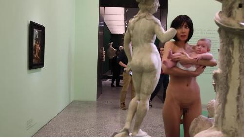 【動画あり】ドイツの博物館で美女が全裸パフォーマンスという驚きの行動！　アソコも丸見え 6