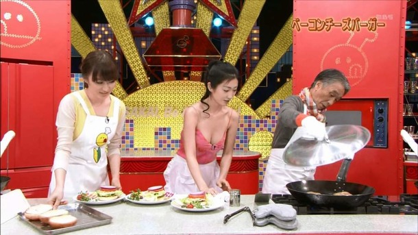 壇蜜がTVで胸の谷間見せながら料理してるエロ画像30枚 14