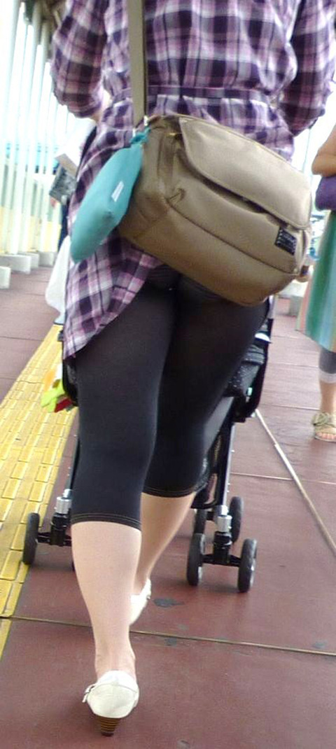【レギンス素人パンチラエロ画像】透けないと油断してがっつりパンチラしてる女が多すぎｗｗｗｗｗ 5