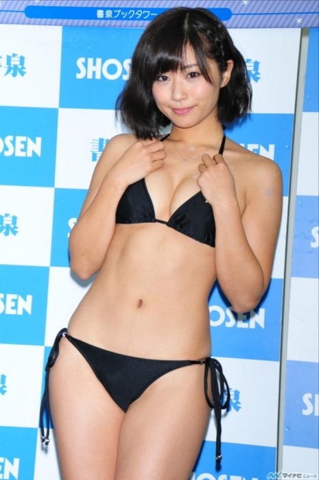 安枝瞳が食い込みぎみの水着で写真集のアピール 16