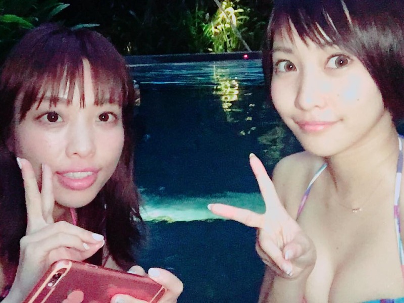 ショートカットにした佐野ひなこが水着姿でピース 1