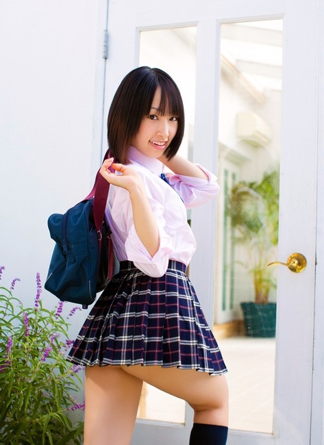 女子校生・JKのミニスカ色白太ももがたまらないエロ画像32枚 14