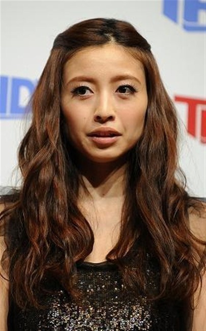 片瀬那奈が何もしなくてもやらしいのでキスしたくなるエロ画像 19