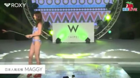マギーのセクシー水着がいやらしい 25