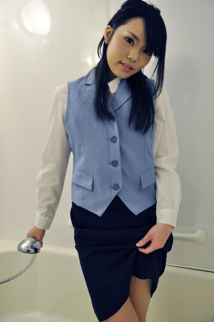 【画像あり】スーツ姿のOLが制服のまま風呂に入る光景が最高すぎる 6