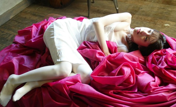栗山千明　女優の胸の谷間や網タイツがエロい画像 11