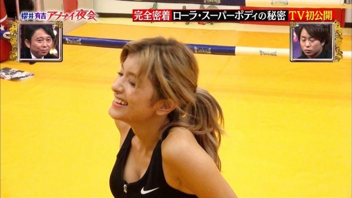 ローラがジムで胸チラしてるポーズがエロいキャプ画像 4