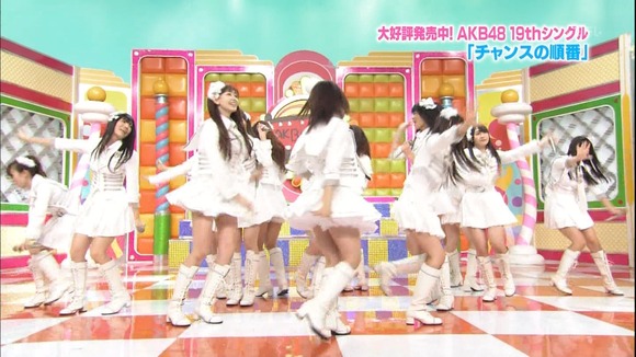 AKBや女子アナのパンチラ、胸チラがエロいTVキャプ画像40枚 23