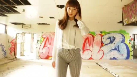 岡田紗佳　モデルの足長すぎ！ 9