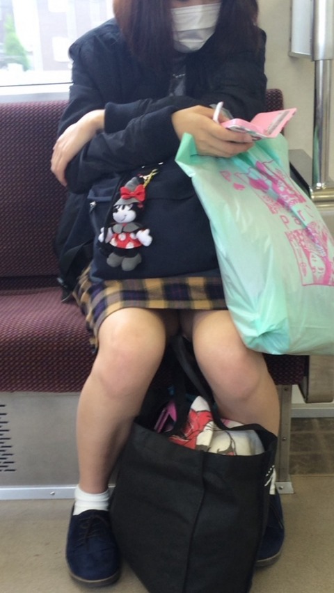 素人娘の電車内パンチラに生足…エロッ…こりゃ痴漢増えるわｗｗｗｗｗ（画像あり） 10