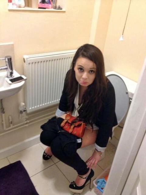 トイレでおふざけ・悪ふざけエロ写メ撮るのは万国共通らしいわｗｗｗｗｗ（画像あり） 12