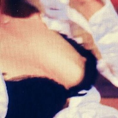 【画像54枚】アイドル・芸能人の抜ける胸チラなどエロgif画像 28