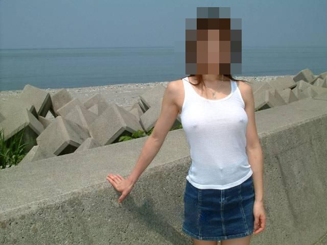ノーブラで乳首が透けてる素人のエロ画像 8