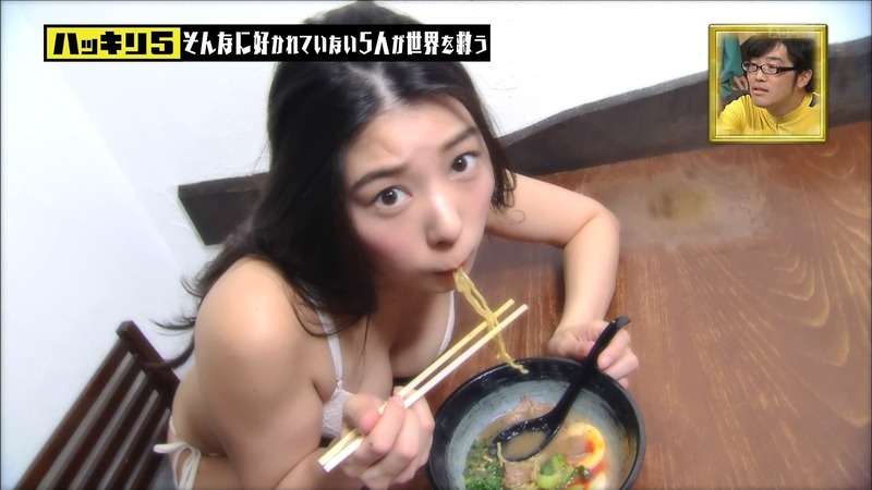 佐藤夢 グラビアアイドルが水着姿でラーメン食べてるエロ画像 18