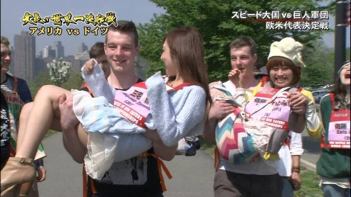 大食い世界一決定戦で胸チラやパンチラしまくってるエロキャプ画像 22