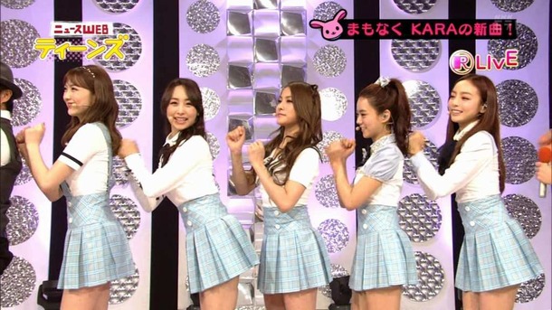 KARAが新曲ライブでミニスカパンチラしてるエロ画像 7