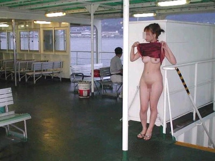 海や船の上で野外露出する素人のエロ画像 5