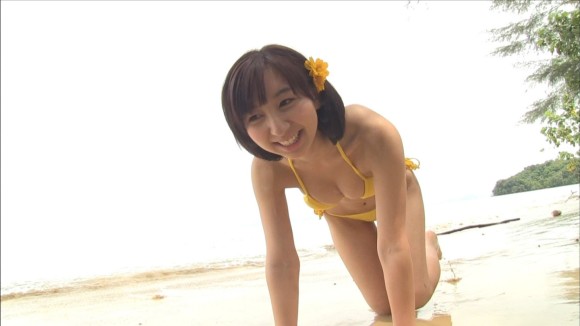 飯田里穂(21)横乳がエロいグラドルのエロ画像30枚 3