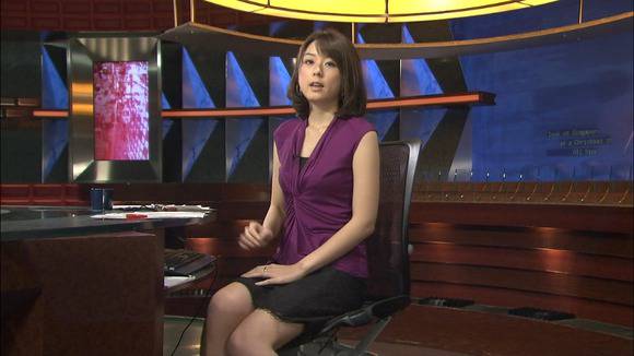 人気女子アナのパンチラや胸チラがエロいお宝エロキャプ画像50枚 16