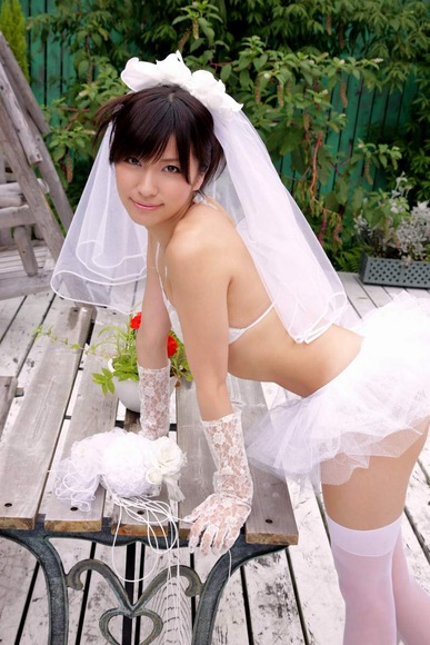 戸田れいがウェディングドレス姿で誘ってるエロ画像 2