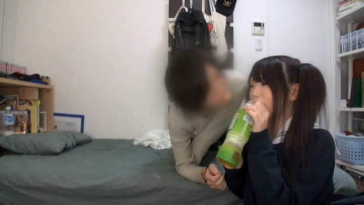 ナンパして家に連れ込んだ女の子をハメ撮りしてるエロ画像 9