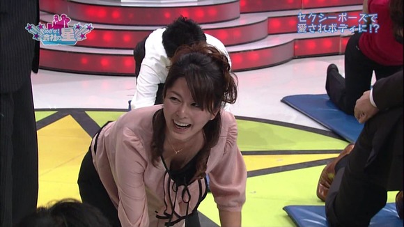 小倉優子のパンチラや女子アナの胸チラなどお宝エロキャプ画像50枚 10