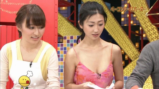 壇蜜がTVで胸の谷間見せながら料理してるエロ画像30枚 10