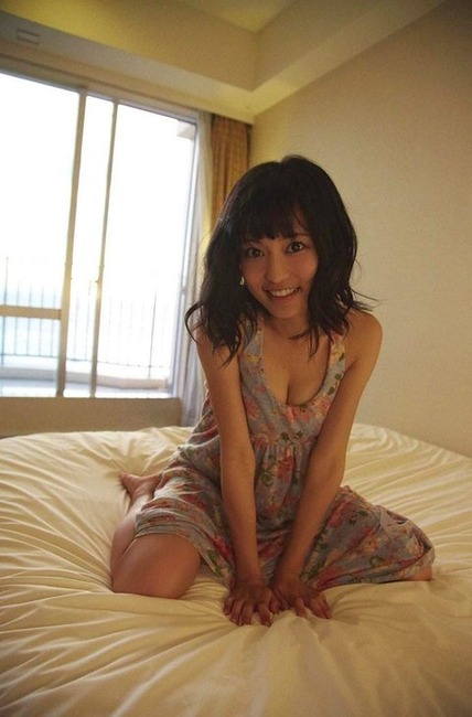 小島 瑠璃子・こじるりのピンク色の競泳水着がエロい画像など40枚 22