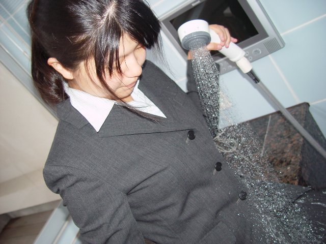 【画像あり】スーツ姿のOLが制服のまま風呂に入る光景が最高すぎる 26