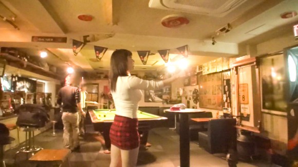 赤いミニスカ履いてる素人女子大生をダーツバーでナンパしてハメ撮り 2