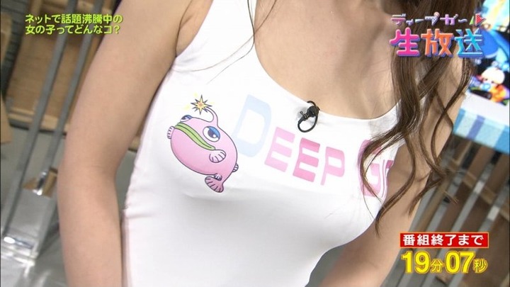 生放送でパンチラしてる美女のキャプ画像まとめ 2