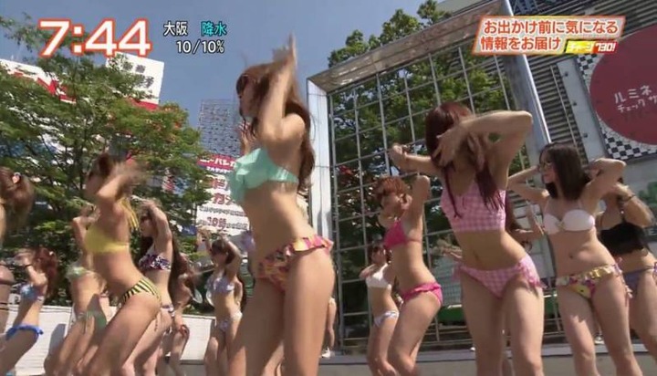 都心で素人水着ギャルが踊ってるエロ画像 4