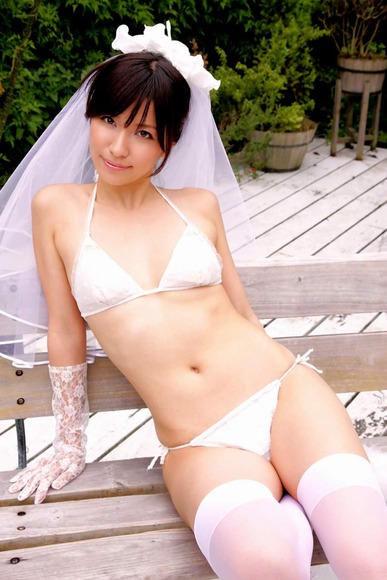 戸田れいがウェディングドレス姿で誘ってるエロ画像 9