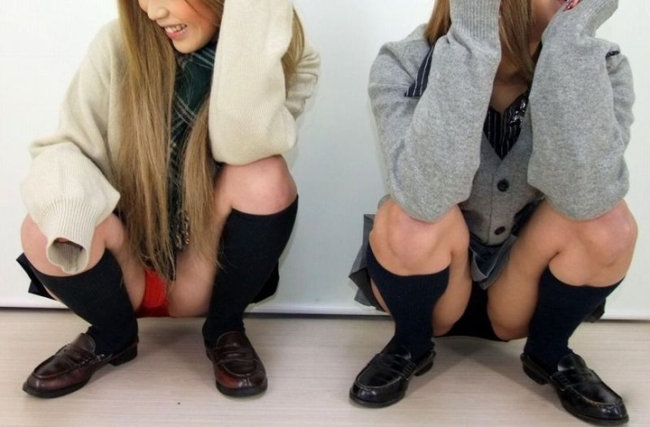 JKがM字開脚パンチラしてるエロ画像 18
