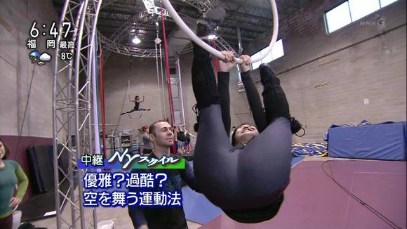 人気女子アナのパンチラや胸チラがエロいお宝エロキャプ画像50枚 24