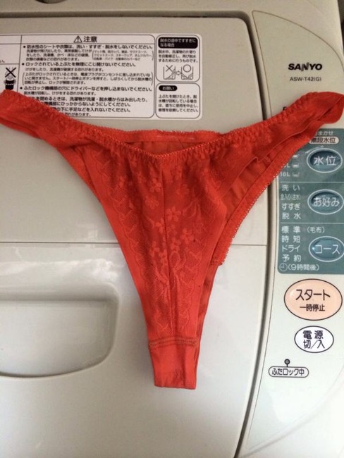 洗濯機の中にある素人のシミ付きパンツってエロいよね 7