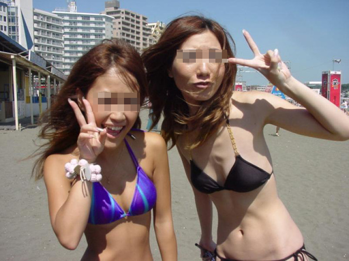 海ではしゃいでる素人ギャルの水着・ビキニ画像 5