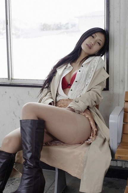 壇蜜さんが浴衣姿で脱いでる着エロ画像40枚 32