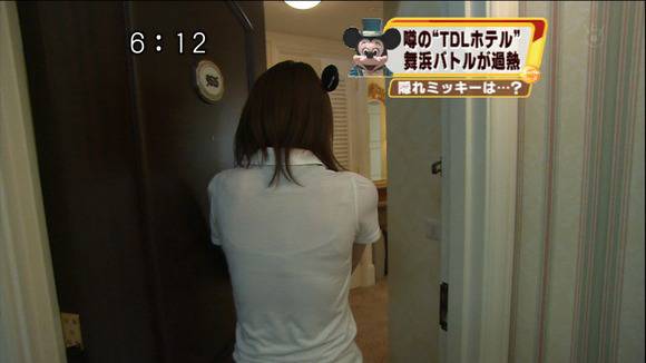 人気女子アナのパンチラや胸チラがエロいお宝エロキャプ画像50枚 12