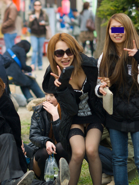 街中で見かけた素人のしゃがみパンチラ画像 1