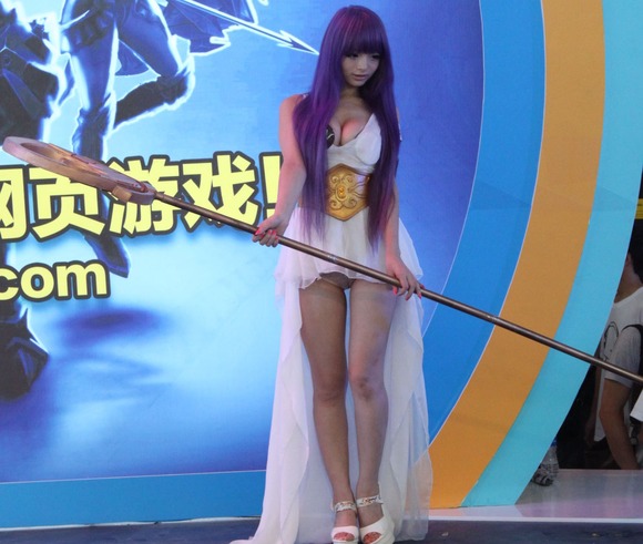 中国人巨乳コスプレイヤーがパンチラしてマンスジ見えてるエロ画像 10