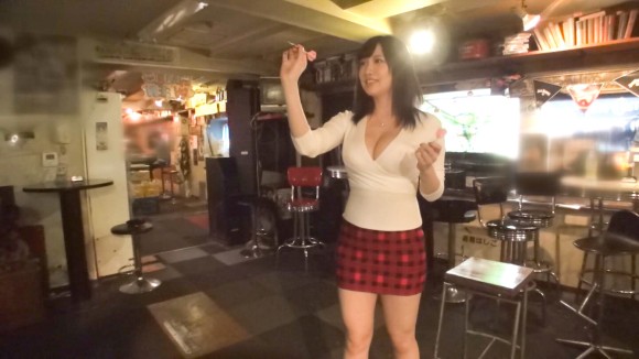 赤いミニスカ履いてる素人女子大生をダーツバーでナンパしてハメ撮り 4