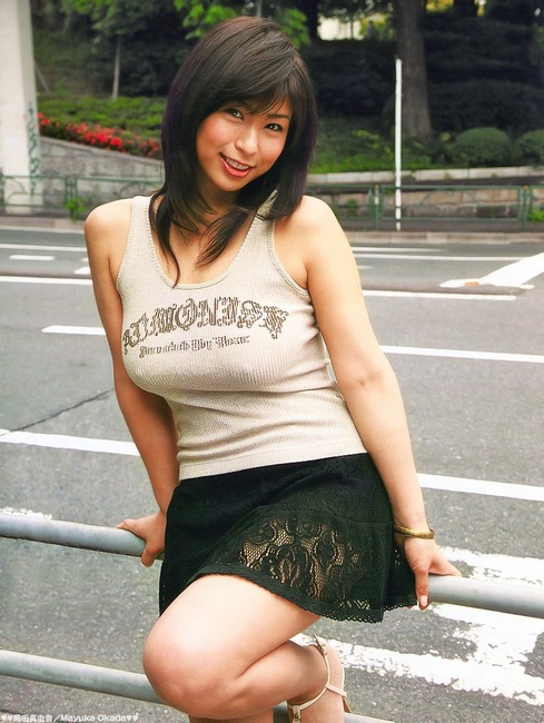 着衣巨乳な女の子をしゃぶりたくなるエロ画像 21
