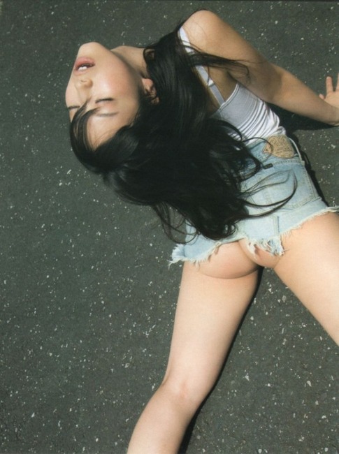 巨尻なアイドルのエロ画像30枚 27