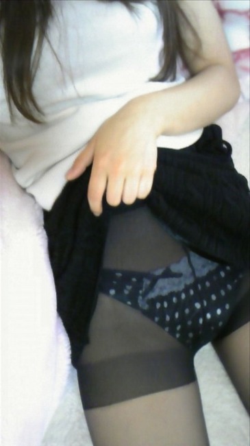 スカートを自分でめくってパンツ見せてくれる女の子のエロ画像 30
