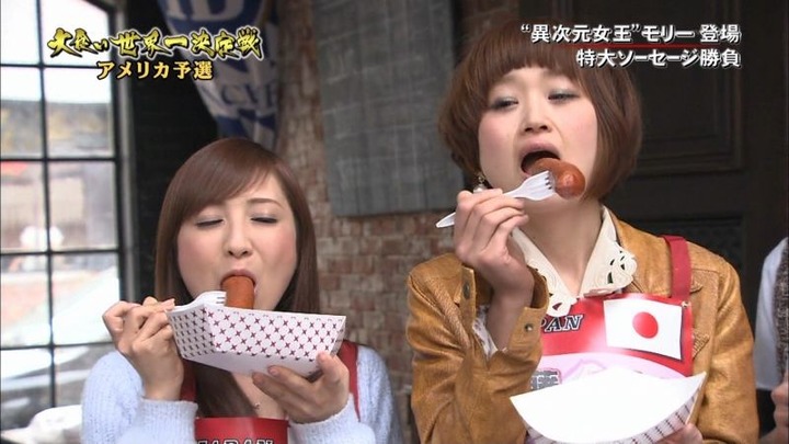 大食い世界一決定戦で胸チラやパンチラしまくってるエロキャプ画像 5