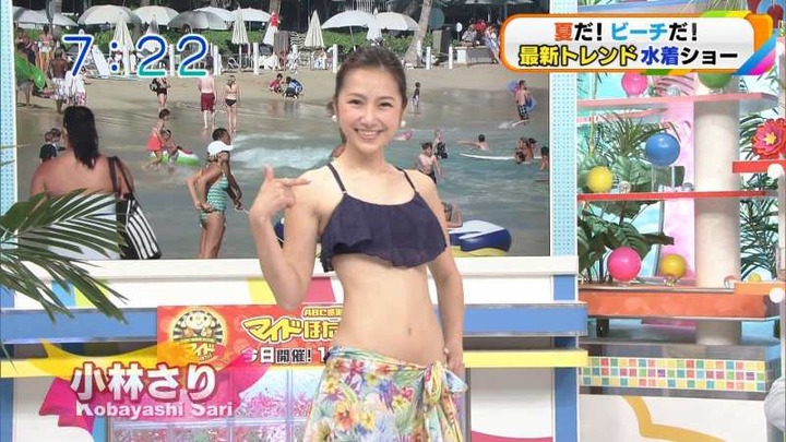 スタジオで行われたHな水着ショーのキャプ画像 3
