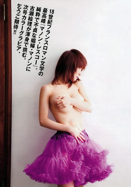 手ブラで乳首が見えそうなお姉さんのエロ画像35枚 26